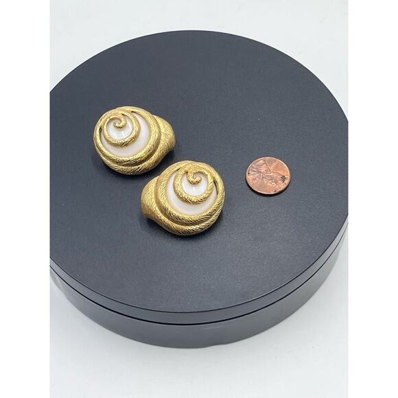 Trifari‎ 1980s Gold Tone Resin Sea Shell Design Statement Clip
Earrings - Picture 4 of 12